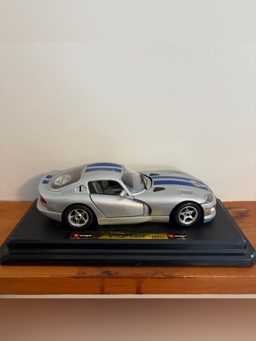 Bburago 1997 Dodge Viper GTS Coupe Silver and Blue - 1/24 Scale